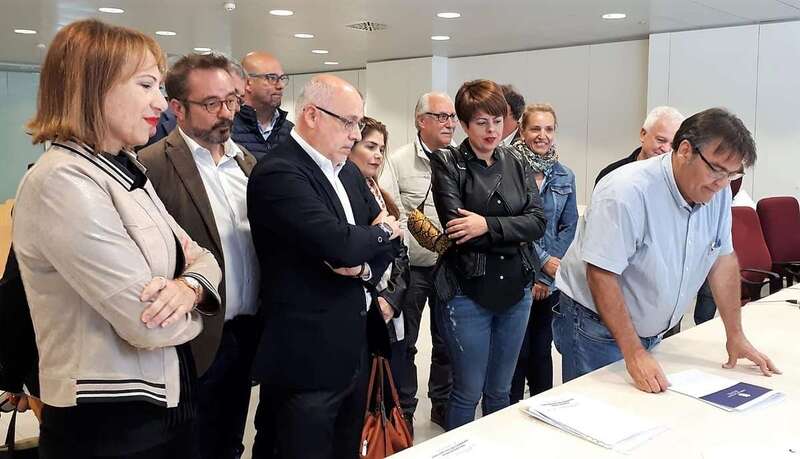 Antonio Morales y su equipo en la presentación de su candidatura en la Junta Electoral (Foto TA)